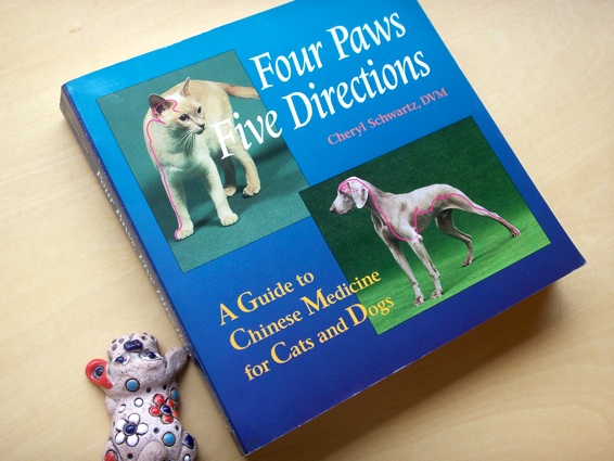 ツボの名称は記号なのね Four Paws Five Directions Bow Wow Bookshelf