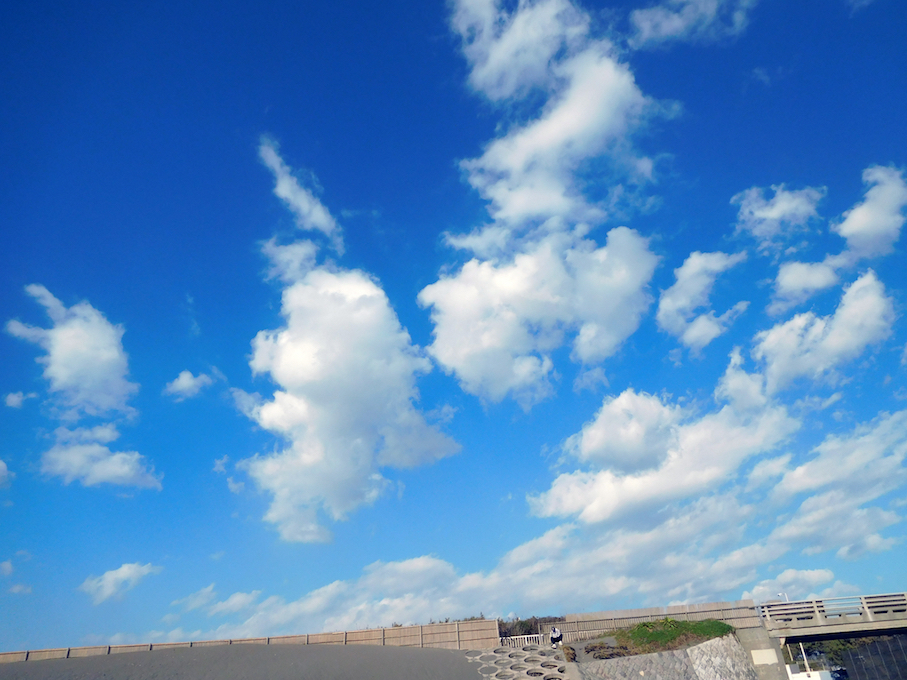 DSCN0192_辻堂ビーチ空と雲_FB.jpg